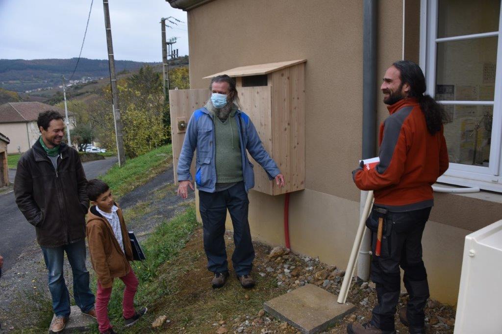 Le coffret de l'onduleur avec notre installateur